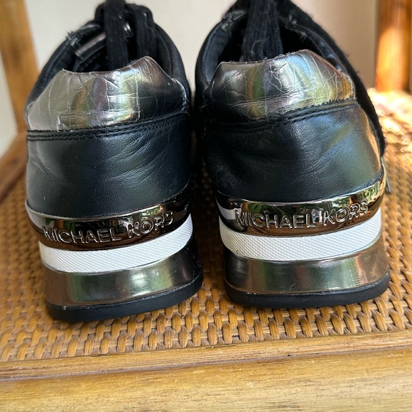 Michael Kors Sneakers! Perfect for fall, excellent pre-owned condition! Size 9🖤 - Picture 5 of 8